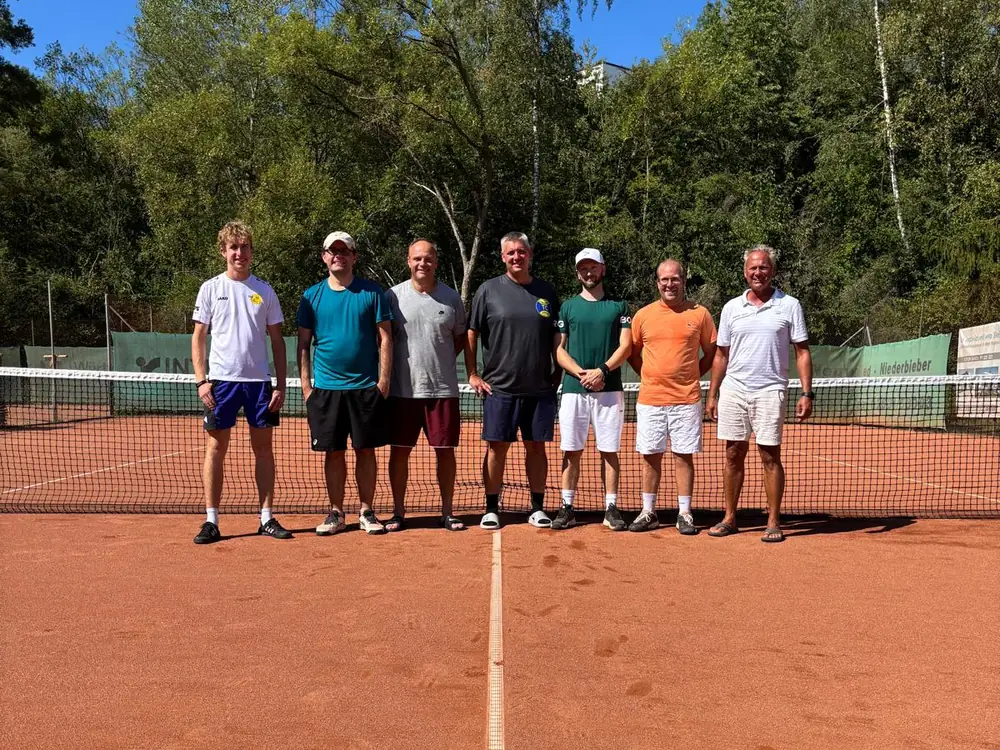 Die Herrenkonkurrenz des LK-Turniers 2026 am Netz auf dem Sandplatz in Elz.